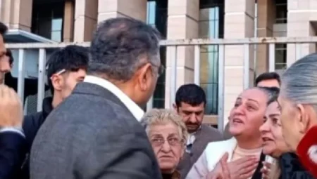 CHP’li İsimlere Adliye Önünde Sert Tepki: ‘Bu Nasıl Bir Parti, Çocuklarımız İçeride!’