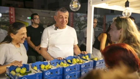 Güzelbahçe Belediyesi dalında kuruyan bardacıkları satın alıp halka ücretsiz dağıttı