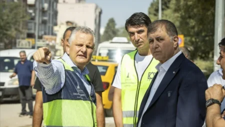 İzmir Büyükşehir Belediye Başkanı Tugay Buca Hasanağa Bahçesi’nde Yenileme Çalışmalarını ve 82 Milyon Liralık Altyapı Yatırımını İnceledi