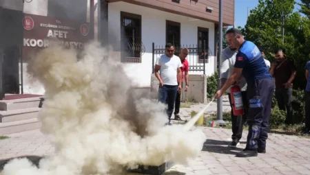 Keçiören Belediyesi personeline afet ve yangınla mücadele eğitimi verildi