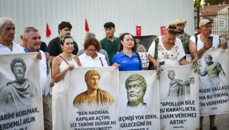 Antalya Müzesi için kültür nöbetinde “Yıkmayın, güçlendirin” çağrısı öne çıktı