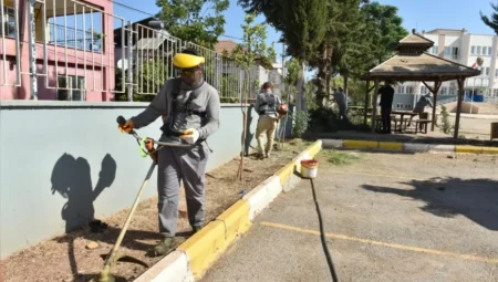 Kepez Belediyesi, Gaziler İlköğretim Okulu bahçesini yeni eğitim yılı öncesi yeniledi