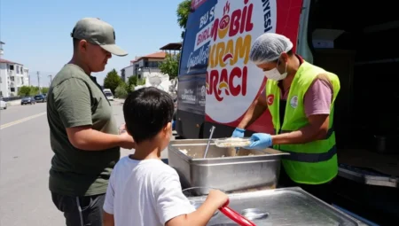 Denizli’de mobil ikram araçları dezavantajlı mahallelerde sıcak yemek ve içecek dağıtıyor