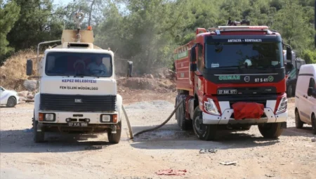 Kepez Belediyesi, Kızıllı’daki orman yangınına 5 su arasözü ve 7 personelle destek verdi