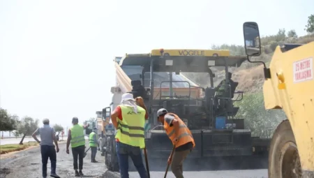 Kepez Belediyesi Alparslan Türkeş Bulvarı’nda 800 ton sıcak asfalt çalışması yaptı