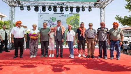 Urla’da 2 Bin 600 Yıllık Bağbozumu Geleneği Renkli Etkinliklerle Kutlanıyor