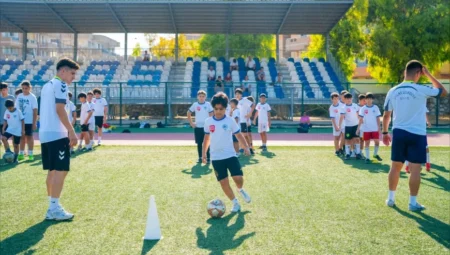 Milas Belediyesi Yaz Futbol Okulu’nda minik sporcular yaz tatilini antrenmanlarla değerlendiriyor