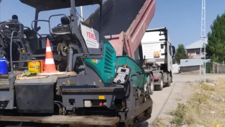 Ağrı Belediyesi asfalt çalışmalarını hızlandırdı: Kentin her noktasına eşit hizmet hedefi