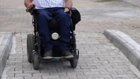 Giresun’da Atatürk Bulvarı kaldırımları engelli dostu hale getiriliyor