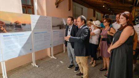 İzmir’de deniz hamamlarını konu alan ilk sergi APİKAM’da açıldı