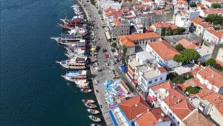 Foça Küçük Deniz Meydanı ticari işgallerden arındırıldı, kamusal buluşma alanı haline getirildi